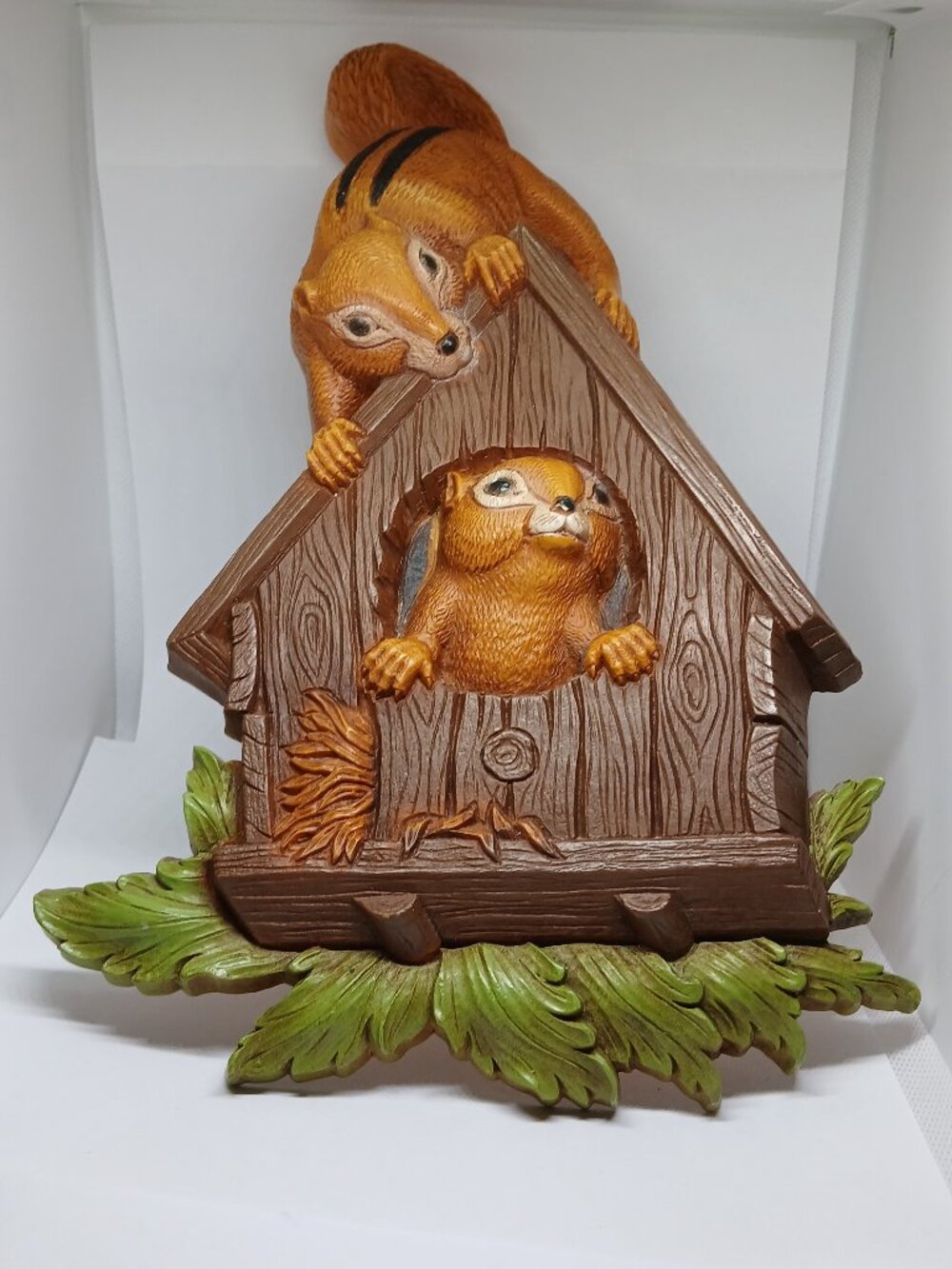 VINTAGE 1977 HOMCO RESIN TWO CHIPMUNKS IN A BIRDHOUSE WALL PLAQUE DECOR